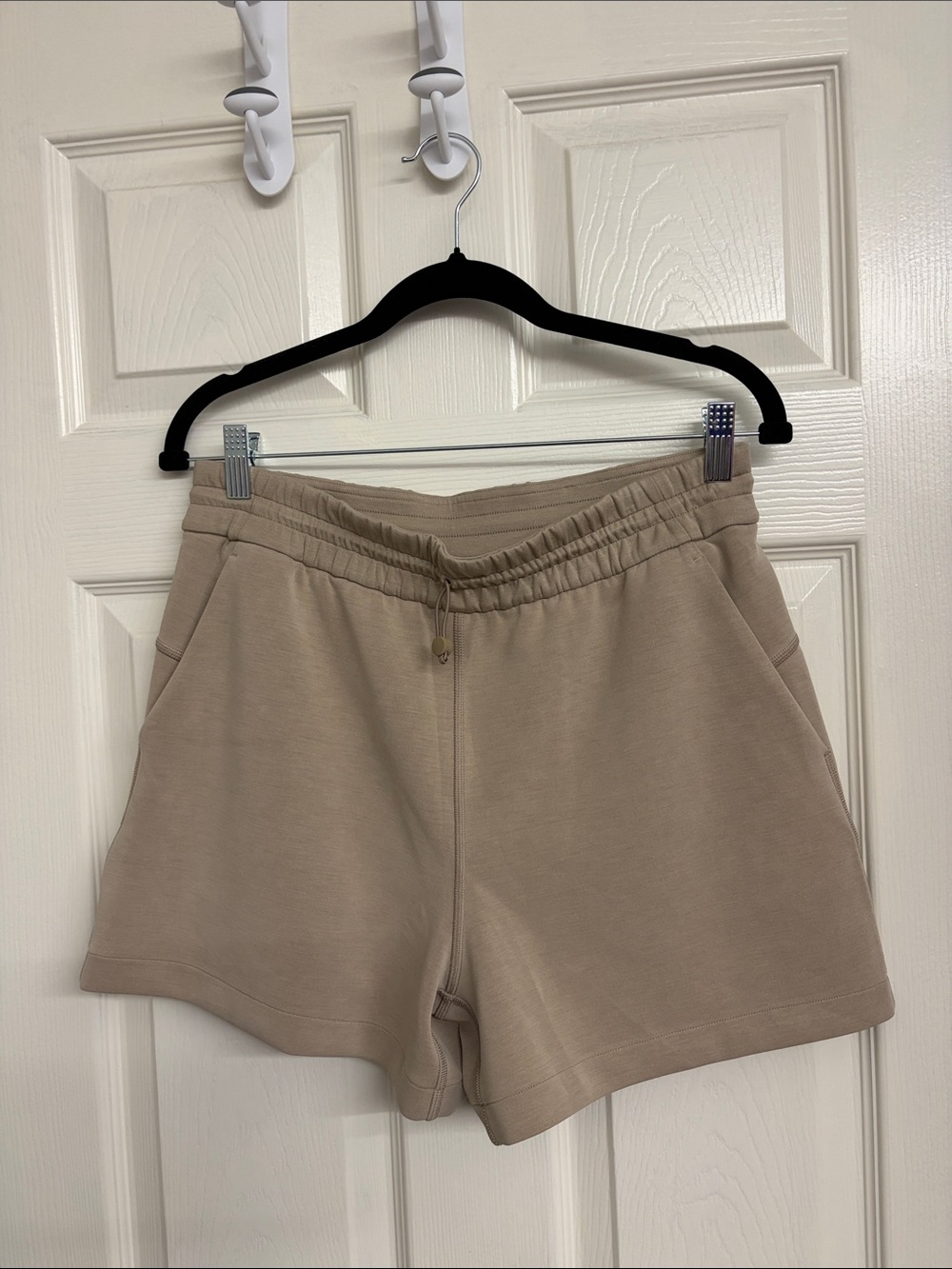 241. Lululemon Softstreme High-Rise Short 4"
Sheer Oak NWT size 8 - Picture 2 of 6